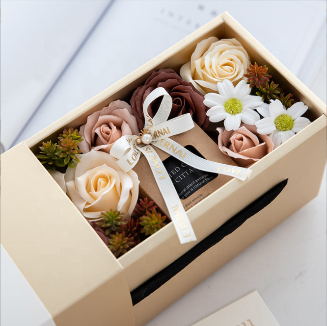 PRIMEBEAUTY Scented Candle and Soap Flowers Gift Box