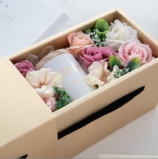 PRIMEBEAUTY Scented Candle and Everlasting Flowers Gift Box